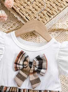 女婴可爱休闲优雅学院风棕色格子编织面料拼接白色舒适针织面料蝴蝶结装饰荷叶边下摆短袖 1 岁连衣裙。正面的棕色格子蝴蝶结增添了甜美俏皮的感觉，使整件连衣裙优雅而可爱。适合宝宝春夏季外出、聚会或日常穿着 - 卡其色 - 查看 3