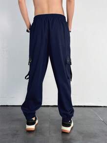 Manfinity Roghcode 宽松男式链条细节翻盖口袋侧边工装裤 - 藏蓝色 - 查看 2