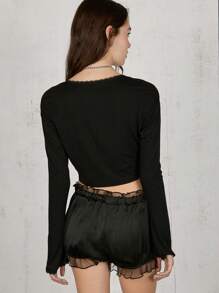 COUREZ Top Preta com Decote em V, Manga Longa Cropped e Acabamento em Renda, Tops de Verão Vintage Y2K para Sair - Preto - Visão 3