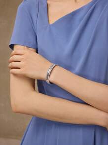 MOTF PREMIUM RHINESTONE INLAID VERTICAL STRIPE BANGLE