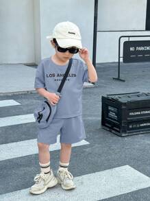 SHEIN 3 件套儿童男童街头风格休闲套装：宽松落肩字母印花图案 T 恤、卡其色运动裤和卡其色单肩包，适合春季、夏季、秋季 - 霧霾藍 - 查看 3