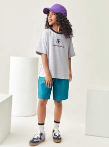 SHEIN Camiseta Esportiva de Manga Curta Casual para Volta às Aulas, Camiseta Esportiva Casual Infantil de Gola Redonda com Recorte em Cores Contrastantes e Estampa Gráfica de Letras Engraçadas - Multicolorido - Visão 5