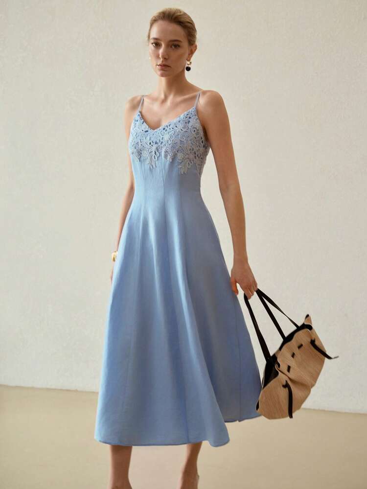 CONTRAST LACE PATCHWORK SLEEVELESS MID-CALF DRESSMotf