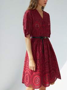 Aveloria Modichic Elegante mini abito da donna con scollo a V, morbido, con ricamo e dettagli in pizzo traforato, in uno stile dolce e raffinato - Bordò - Visualizzare 6