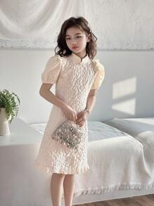 SHEIN 少女优雅奢华中国风复古泡泡袖中国红旗袍连衣裙 - 杏色 - 查看 3