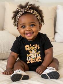 女婴时尚街头风小熊印花短袖连体衣，休闲个性化婴儿套装，亲子装（3 件套单独出售）