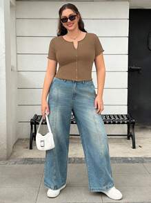 SHEIN EZwear Camiseta de mujer talla grande con cuello en V, lisa, de manga corta y diseño con botones