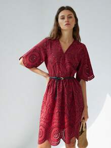 Aveloria Modichic Elegante mini abito da donna con scollo a V, morbido, con ricamo e dettagli in pizzo traforato, in uno stile dolce e raffinato - Bordò - Visualizzare 3