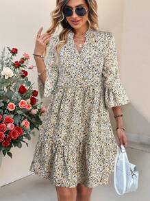 Abito corto da donna con scollo a V, maniche a balze e stampa floreale ditsy per vacanze
