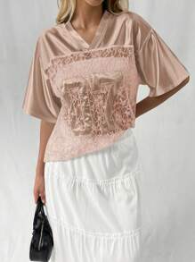 SHEIN Unity 女式白色蕾丝拼接缎面刺绣图案短袖 T 恤适合节日派对服装图案 T 恤女式上衣 - 藕粉色 - 查看 1