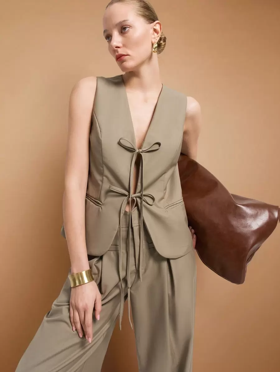 Ontre 纯色V领系带背心，适合日常通勤 - 灰色 - 查看 1