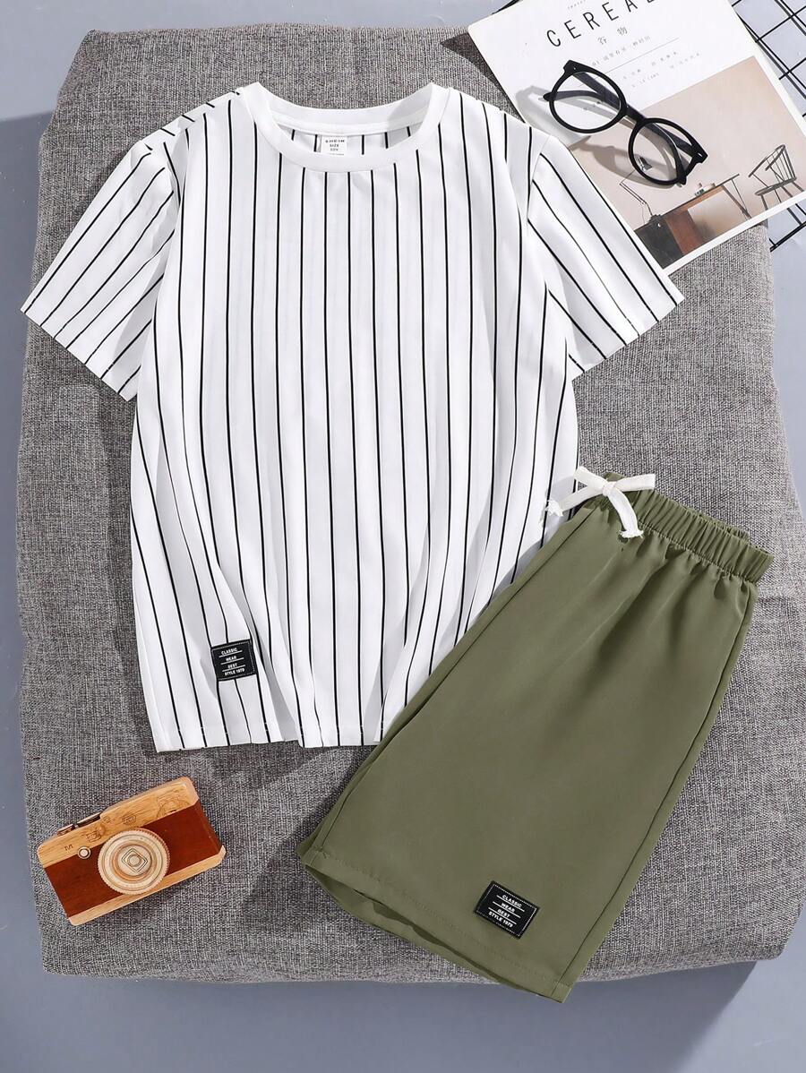 SHEIN 2 件套青少年男孩休闲运动条纹圆领 T 恤和短裤，适合通勤、上学、日常休闲装、运动、春夏 - 軍綠色 - 查看 1