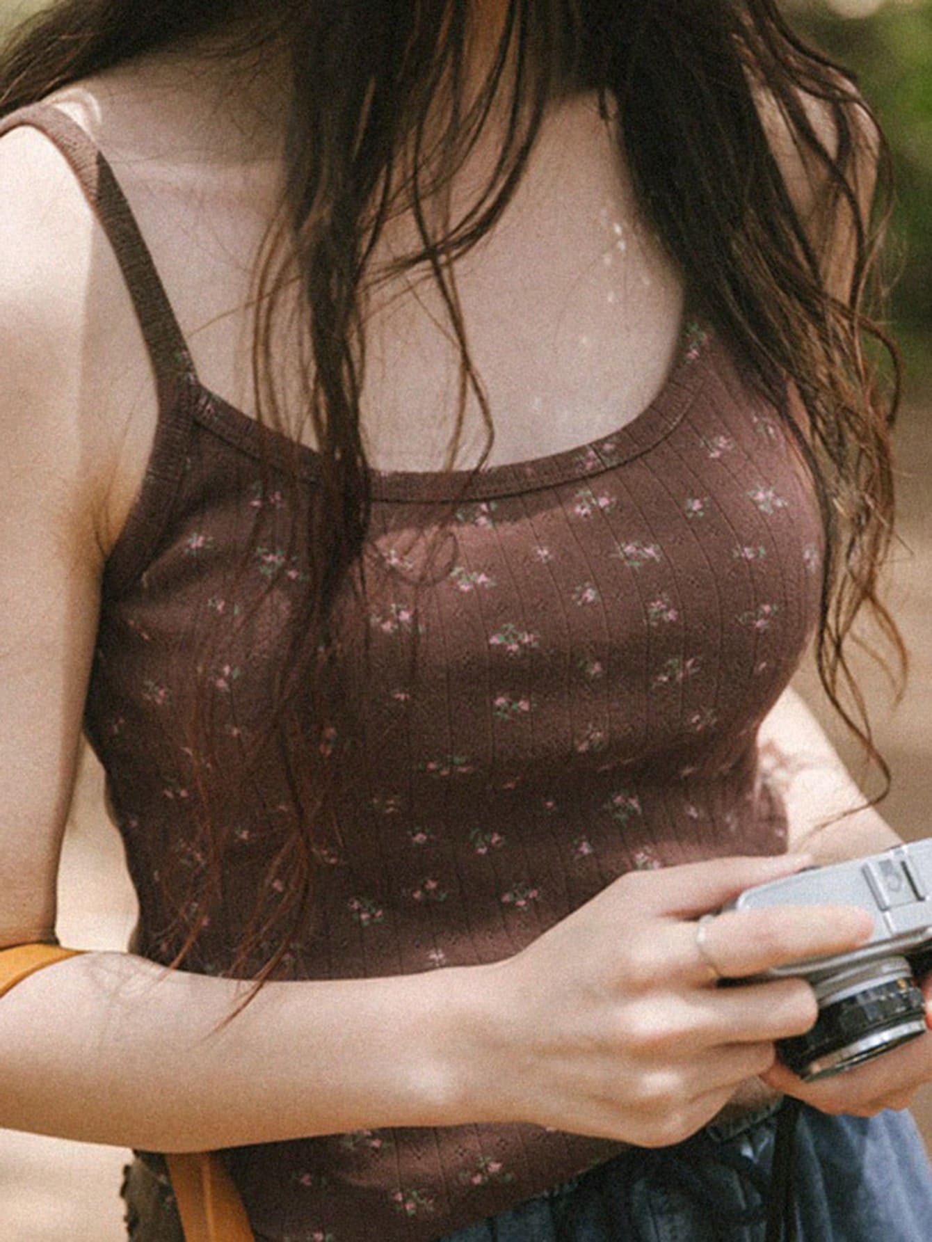 DAZY 女士棕色自然风碎花休闲吊带背心,学院风上衣,外出上衣 - 棕色 - 查看 1