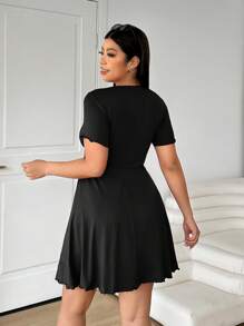 SHEIN CURVE+ Đầm midi cổ chữ V màu đen xoắn phía trước dành cho nữ cỡ lớn, váy maxi chống nắng cho nữ, đầm giả tốt nghiệp cho nữ. - màu đen - Xem 2