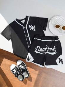 SHEIN Streecool Kids 小男孩休闲时尚酷炫字母印花短袖 T 恤搭配运动短裤，适合任何日常场合，柔软轻盈的夏季面料