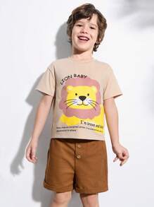 SHEIN Ragazzo giovane, set maglietta a girocollo a maniche corte con stampa di leoni e pantaloncini con bottoni di legno - Multicolore - Visualizzare 1