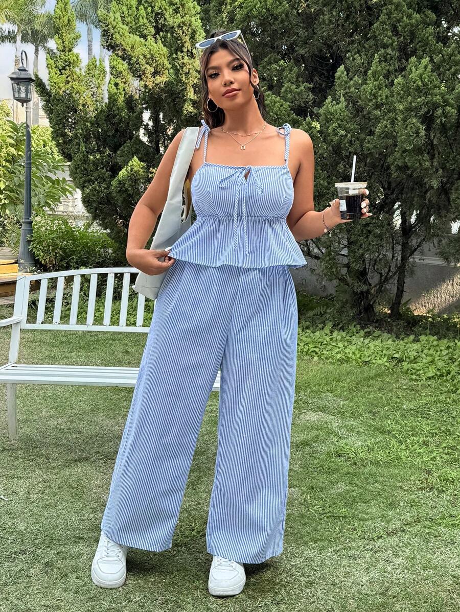 SHEIN EZwear 2 件大码夏季休闲度假露肩条纹系带短款吊带背心上衣和高腰阔腿条纹裤套装 - 淺藍色 - 查看 1