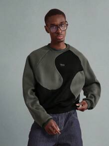 SUMWON Felpa bicolore di design, design a blocchi di colore curvo alla moda, streetwear casual moderno, essenziale urban minimalista per l'autunno e l'inverno