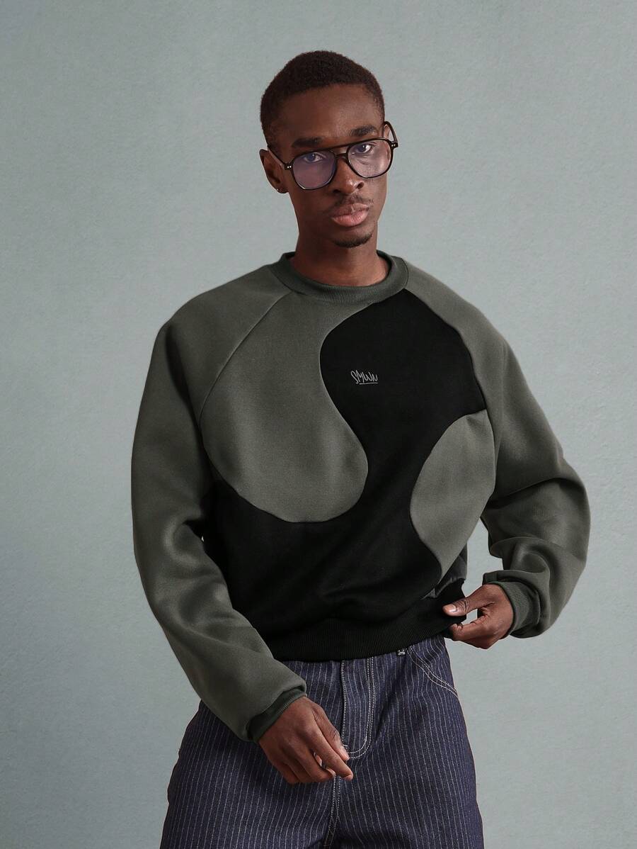 SUMWON Felpa bicolore di design, design a blocchi di colore curvo alla moda, streetwear casual moderno, essenziale urban minimalista per l'autunno e l'inverno