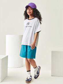 SHEIN Camiseta Esportiva de Manga Curta Casual para Volta às Aulas, Camiseta Esportiva Casual Infantil de Gola Redonda com Recorte em Cores Contrastantes e Estampa Gráfica de Letras Engraçadas - Multicolorido - Visão 4