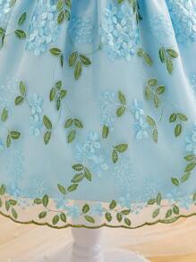 SHEIN Glamorique Kids 年轻女孩无袖刺绣 A 字形网眼连衣裙，优雅纯色，采用优质面料制成，精致刺绣设计。A 字形轮廓搭配 3D 蝴蝶结装饰，增添甜美可爱气息，适合春夏季节 - 藍色 - 查看 4