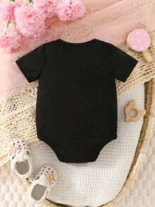 女婴时尚街头风小熊印花短袖连体衣，休闲个性化婴儿套装，亲子装（3 件套单独出售）