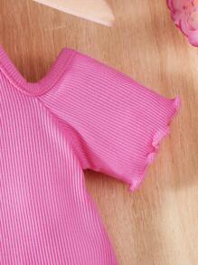 SHEIN Baby Girl Summer Rose Pink Off-Shoulder Ribbed Short Sleeve Top With Rose Pink Heart Print Suspender Shorts, Sweet And Lovely Style, Comfortable And Breathable Fabric. This Set Features A Heart Pattern, A Fashionable And Versatile Design That Can Showcase Your Little One's Unique Charm Whether It's For Outdoor Play Or Casual Home Wear. - Multicolor - View 6