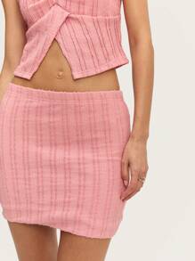Nöista Minifalda texturizada de color rosa pastel, combinada con una blusa a juego. Perfecta para el verano, la primavera, la Pascua, graduaciones o como opción elegante para novias.