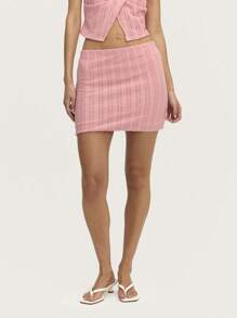 Nöista Minifalda texturizada de color rosa pastel, combinada con una blusa a juego. Perfecta para el verano, la primavera, la Pascua, graduaciones o como opción elegante para novias.
