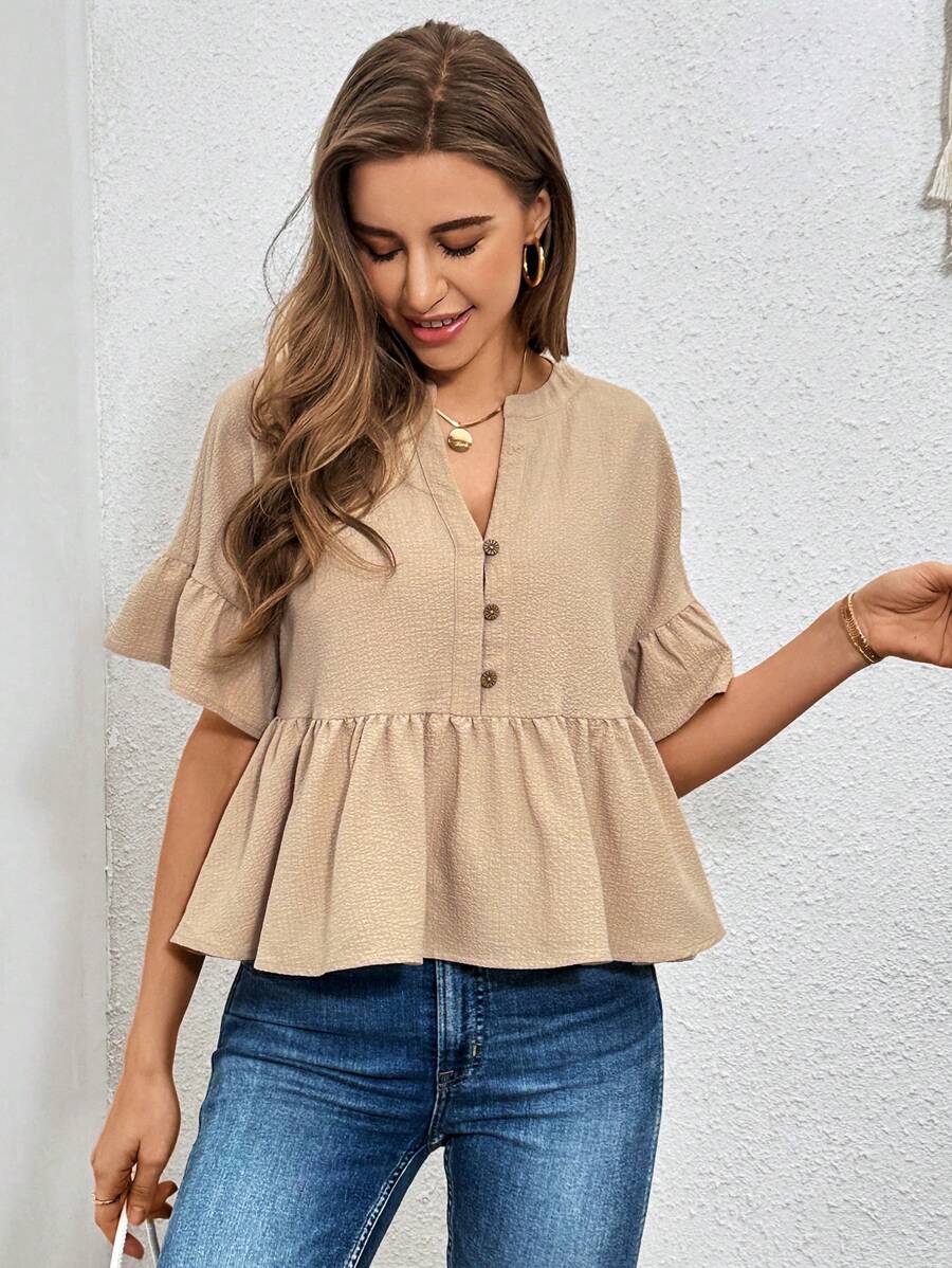 SHEIN Essnce 休閒質感割角領半扣設計荷葉邊上衣,適用於家居穿著 - 卡其色 - 查看 1