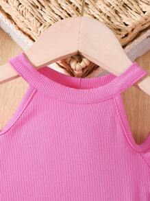 SHEIN Baby Girl Summer Rose Pink Off-Shoulder Ribbed Short Sleeve Top With Rose Pink Heart Print Suspender Shorts, Sweet And Lovely Style, Comfortable And Breathable Fabric. This Set Features A Heart Pattern, A Fashionable And Versatile Design That Can Showcase Your Little One's Unique Charm Whether It's For Outdoor Play Or Casual Home Wear. - Multicolor - View 4