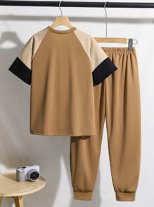 SHEIN Set de 2 piezas: Camiseta de cuello redondo y pantalones casuales y versátiles con diseño de bloques de color para niño preadolescente, adecuado para ir al trabajo, la escuela, ocio y deportes, primavera/verano - Marrón - Ver 2