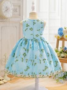 SHEIN Glamorique Kids 年轻女孩无袖刺绣 A 字形网眼连衣裙，优雅纯色，采用优质面料制成，精致刺绣设计。A 字形轮廓搭配 3D 蝴蝶结装饰，增添甜美可爱气息，适合春夏季节 - 藍色 - 查看 2