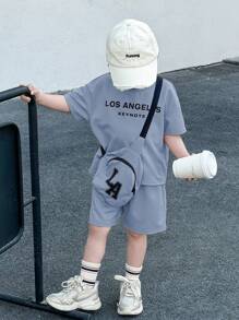 SHEIN 3 件套儿童男童街头风格休闲套装：宽松落肩字母印花图案 T 恤、卡其色运动裤和卡其色单肩包，适合春季、夏季、秋季 - 霧霾藍 - 查看 1