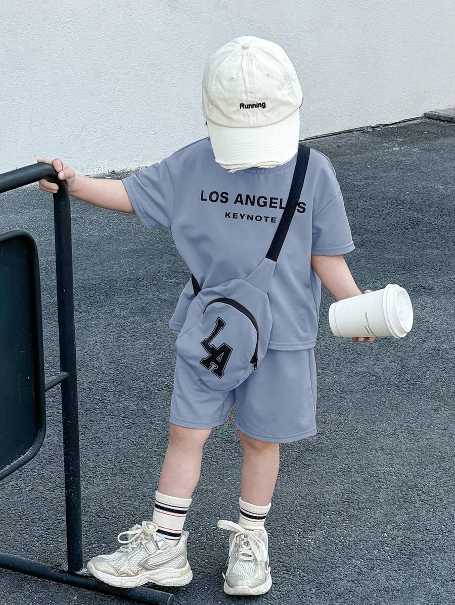 SHEIN 3 件套儿童男童街头风格休闲套装：宽松落肩字母印花图案 T 恤、卡其色运动裤和卡其色单肩包，适合春季、夏季、秋季 - 霧霾藍 - 查看 1