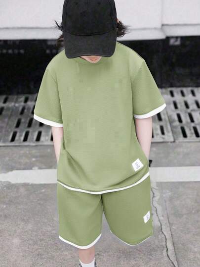 SHEIN Bộ đồ thể thao 2 trong 1 cho bé trai tuổi teen, gồm áo thun ngắn tay và quần short.