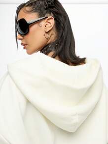 SUMWON WOMEN 超大时尚偶像连帽衫冬季拉链街头风运动衫，带有图形文字印花休闲都市风格舒适家居服 - 白色 - 查看 7