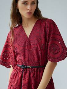 Aveloria Modichic Elegante mini abito da donna con scollo a V, morbido, con ricamo e dettagli in pizzo traforato, in uno stile dolce e raffinato - Bordò - Visualizzare 1