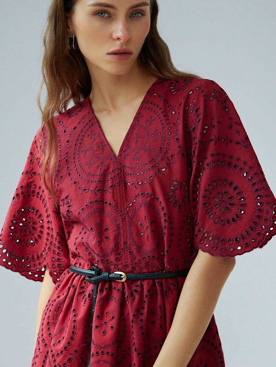 Aveloria Modichic Elegante mini abito da donna con scollo a V, morbido, con ricamo e dettagli in pizzo traforato, in uno stile dolce e raffinato - Bordò - Visualizzare 1