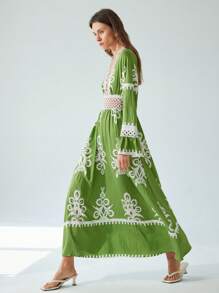 Aveloria Modichic Elegantes Resort V-Ausschnitt Kleid mit floraler Durchbruchstickerei, Trompetenärmeln, elastischem Bund und Knotenschlaufe vorne - Verschiedenfarbig - Übersicht 6