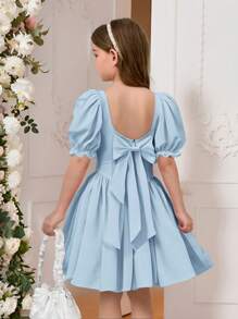 SHEIN Tween Girl 编织纯色方领无袖 U 型后蝴蝶结褶皱腰中长连衣裙，漂亮的背部设计，淑女范，法式优雅，公主风格，适合婚礼季节、毕业舞会 - 淺藍色 - 查看 1