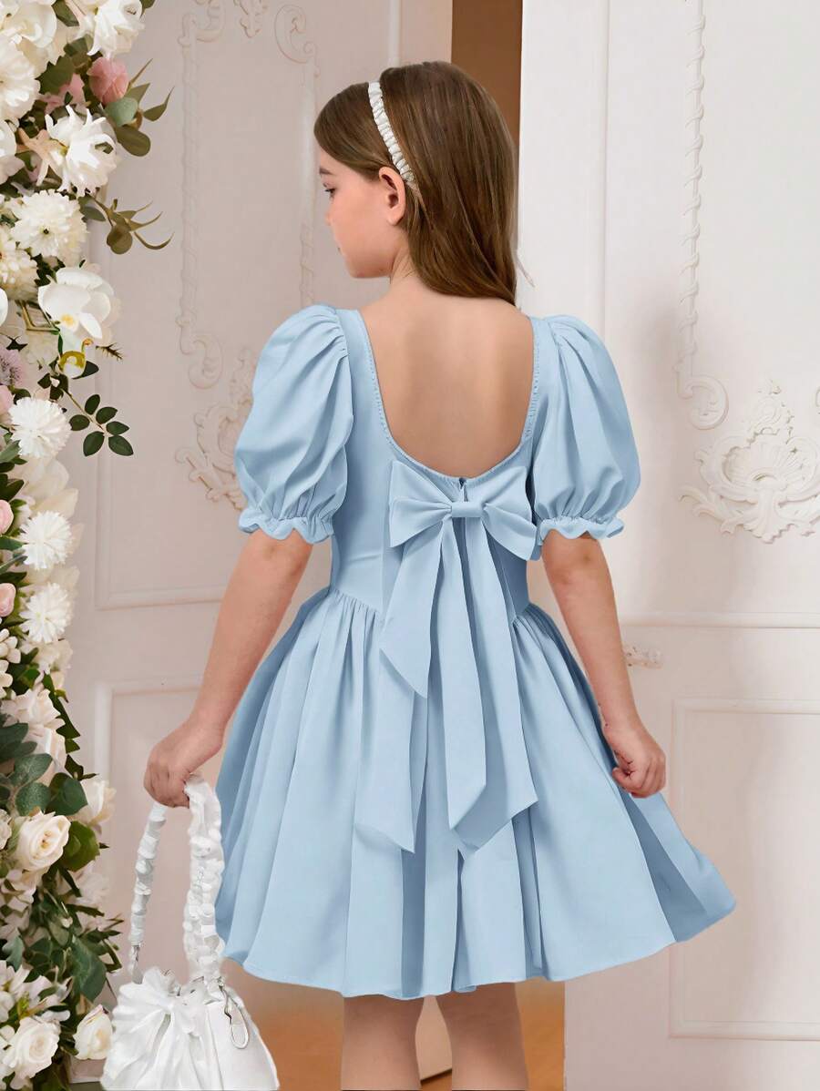 SHEIN Tween Girl 编织纯色方领无袖 U 型后蝴蝶结褶皱腰中长连衣裙，漂亮的背部设计，淑女范，法式优雅，公主风格，适合婚礼季节、毕业舞会 - 淺藍色 - 查看 1