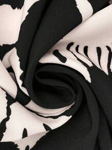 SHEIN Clasi Bộ đồ liền thân in họa tiết cổ chữ V thanh lịch cho nữ, trang phục mùa hè cho ngày lễ mùa xuân dành cho nữ trang phục mùa hè cho nữ trang phục nghỉ mát Bộ đồ liền thân cho nữ Bộ đồ liền thân cho nữ Trang phục mùa hè cho nữ Bộ đồ liền thân cho nữ Trang phục nghỉ mát cho nữ Bãi biển - Đen và trắng - Xem 7