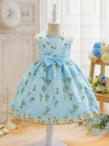 SHEIN Glamorique Kids 年轻女孩无袖刺绣 A 字形网眼连衣裙，优雅纯色，采用优质面料制成，精致刺绣设计。A 字形轮廓搭配 3D 蝴蝶结装饰，增添甜美可爱气息，适合春夏季节 - 藍色 - 查看 7