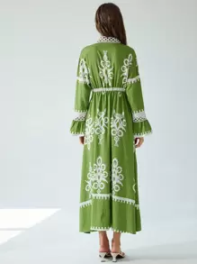Aveloria Modichic Elegantes Resort V-Ausschnitt Kleid mit floraler Durchbruchstickerei, Trompetenärmeln, elastischem Bund und Knotenschlaufe vorne - Verschiedenfarbig - Übersicht 2