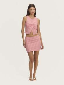 Nöista Minifalda texturizada de color rosa pastel, combinada con una blusa a juego. Perfecta para el verano, la primavera, la Pascua, graduaciones o como opción elegante para novias.