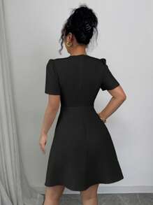 Elenzga 女士优雅纯色法式通勤 V 领双排扣装饰喇叭下摆 X 形短袖迷你连衣裙，春夏 - 黑色 - 查看 2