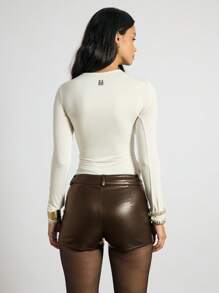 AiiRZ 仿皮高腰热裤设计师短裤，采用优质纹理饰面，非常适合俱乐部派对、夜间外出、节日舞蹈表演秋冬系列 - 咖啡棕 - 查看 2