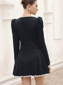 SHEIN Unity Französischer aristokratischer Stil Kontrast Farbe Krawatte Vorne & Gerüschter Saum Puffärmel Romantisch Süß Slim Mini Kleid, vielseitig für Date/Events - Schwarz - Übersicht 3