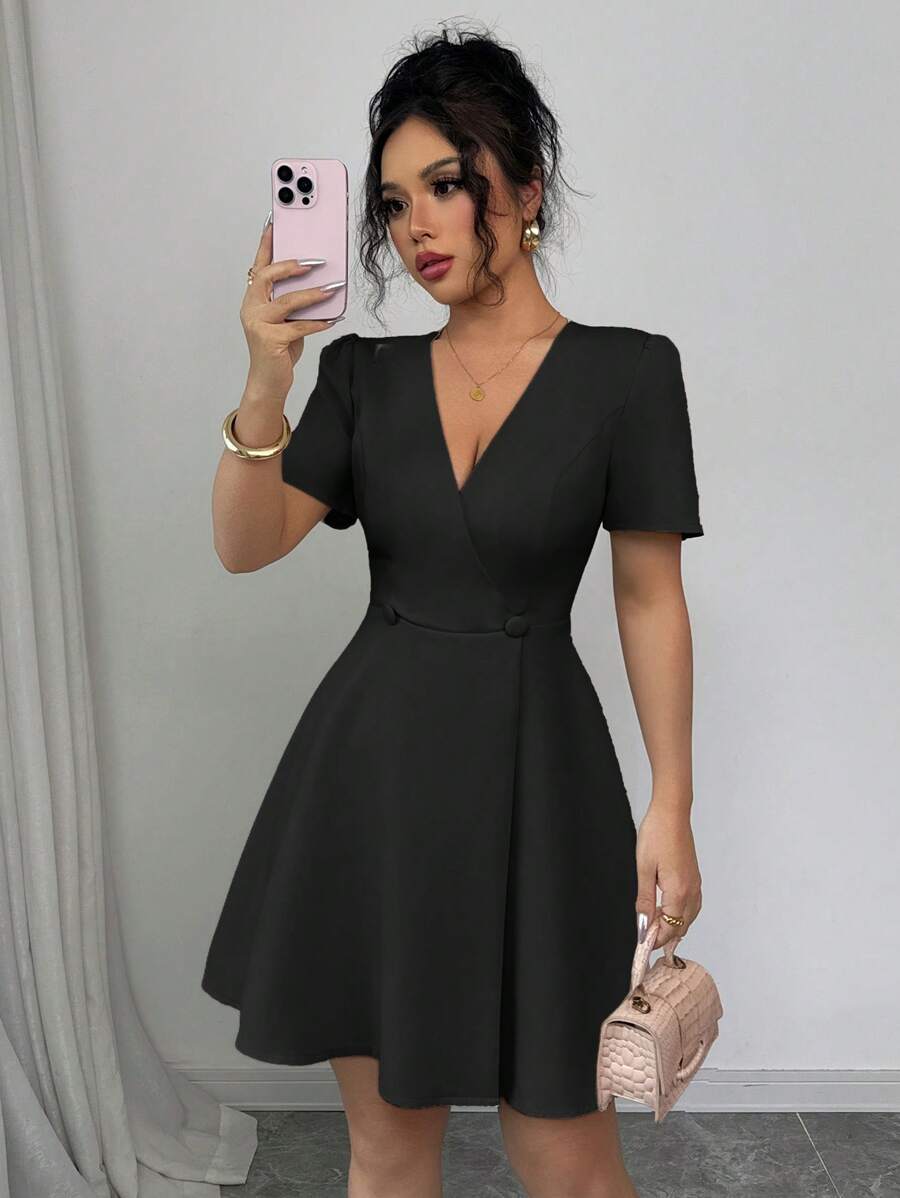 Elenzga 女士优雅纯色法式通勤 V 领双排扣装饰喇叭下摆 X 形短袖迷你连衣裙，春夏 - 黑色 - 查看 1